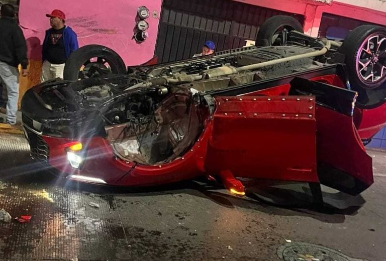 Vuelca camioneta en la avenida Periodismo en Morelia