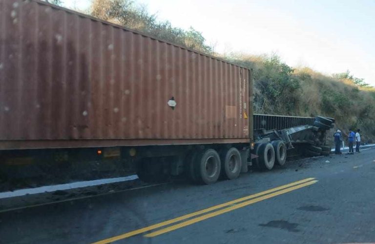 Vuelca remolque de tráiler en la autopista Siglo XXI, no hay heridos