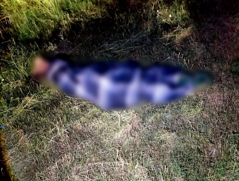 Hallan cadáver encobijado y con heridas de arma blanca en Apatzingán 