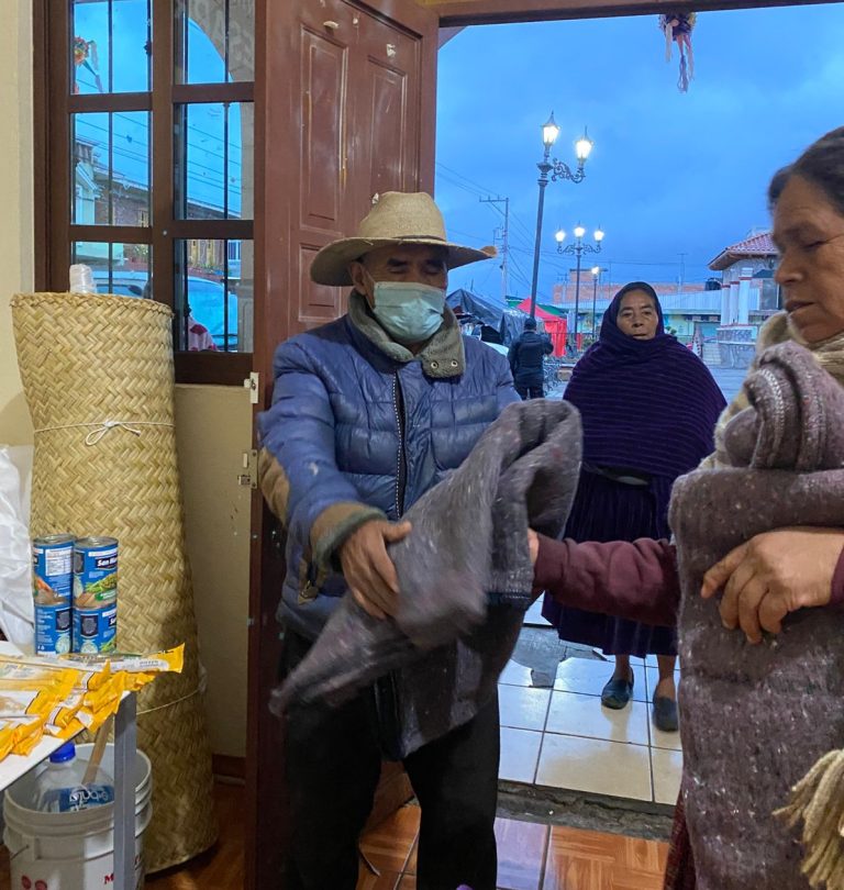DIF Michoacán entrega más de 5 mil cobijas a familias de 24 municipios y 28 autogobiernos