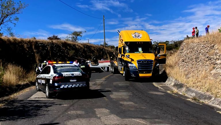 Vuelca camioneta maderera en la Morelia-Atécuaro