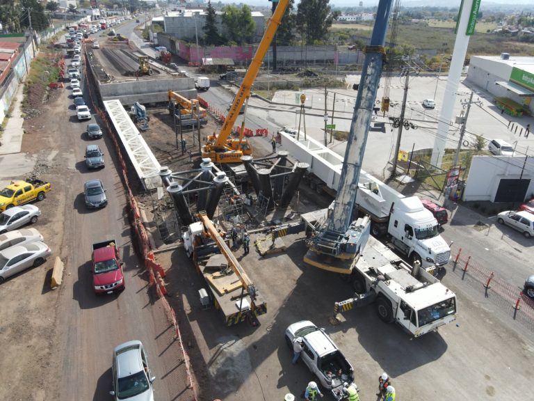 Instalan megatrabes metálicas en el paso elevado de Villas del Pedregal