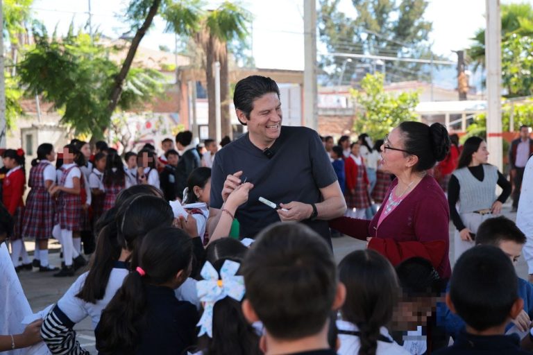 Construirá ayuntamiento de Morelia cancha de fútbol en escuela primaria