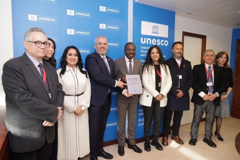 Presenta Bedolla en Unesco expediente para que Pátzcuaro sea Patrimonio Mundial