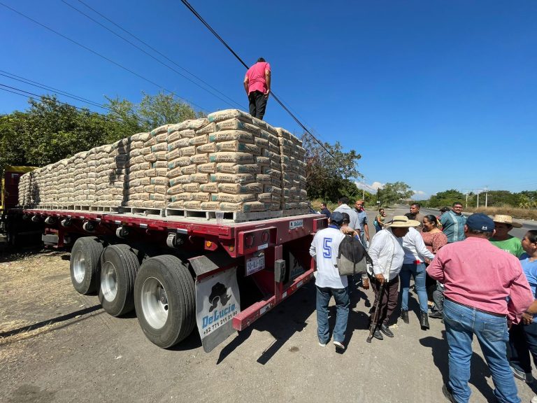 Compesca entrega 500 toneladas de cemento a productores acuícolas de Tierra Caliente