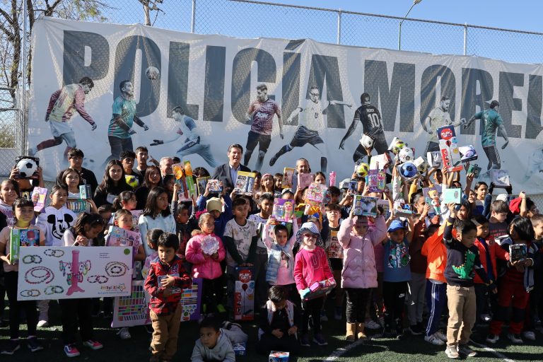 Alcalde y empresarios entregan juguetes a hijas e hijos de Policía Morelia