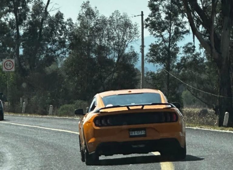 Autos de alta gama recorren los caminos de Michoacán