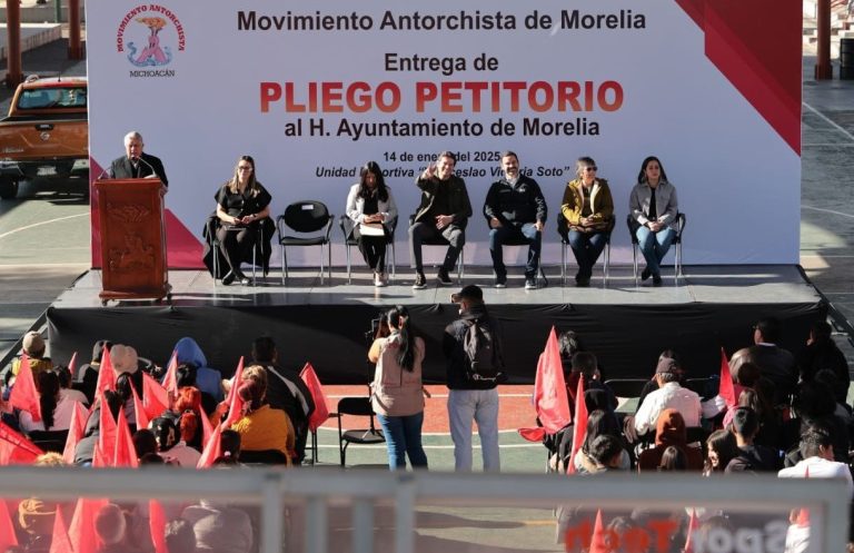 Refrenda Alfonso Martínez su apoyo a Antorcha Campesina