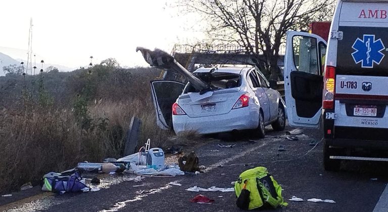Choca auto contra contención metálica en la carretera Morelia-Pátzcuaro; hay un muerto