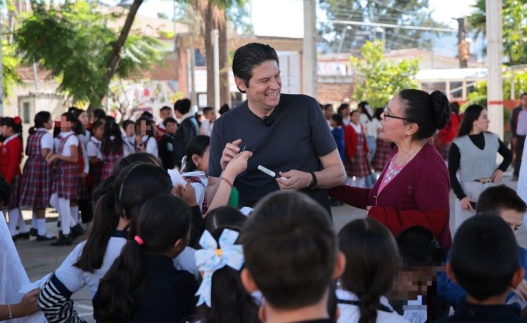Gobierno de Alfonso Martínez construirá cancha de fútbol en escuela primaria