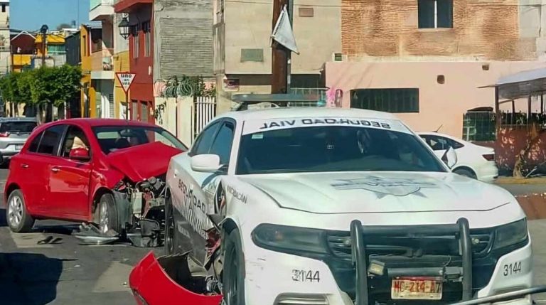 Ocurre choque entre auto y patrulla en la colonia Vasco de Quiroga, de Morelia