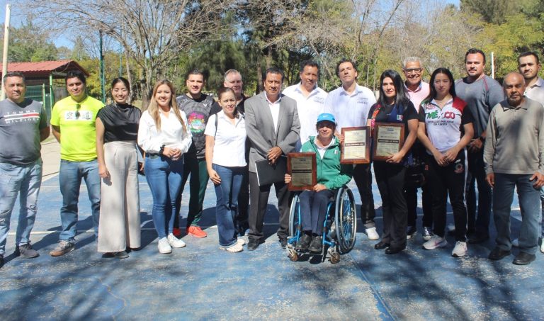 Entrenadores reconocen a atletas paralímpicos