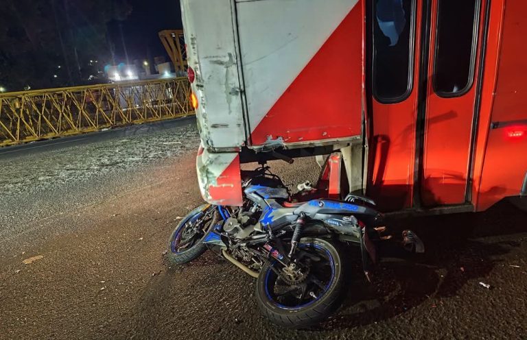 Motociclista muere al chocar contra camión de Villa Magna al poniente de Morelia
