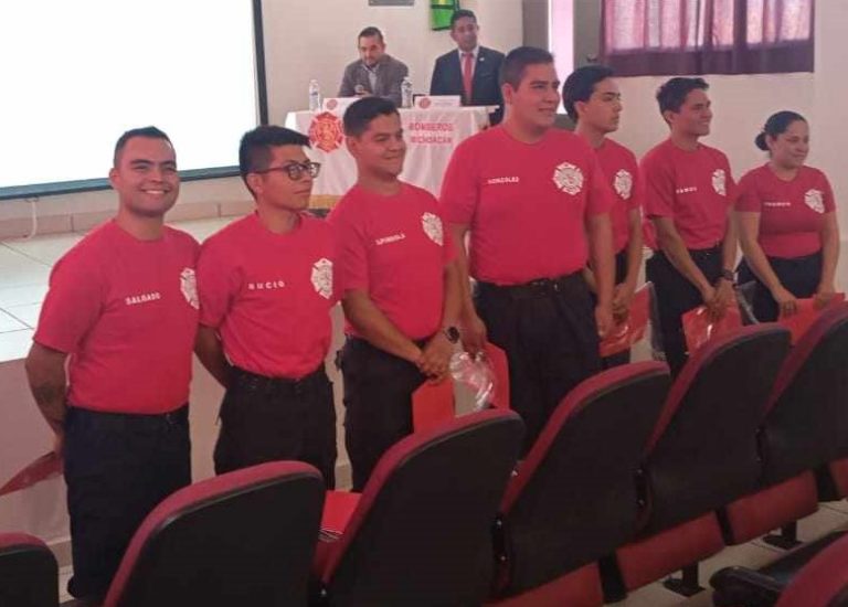 Forman a nueva generación de bomberos certificados en Michoacán