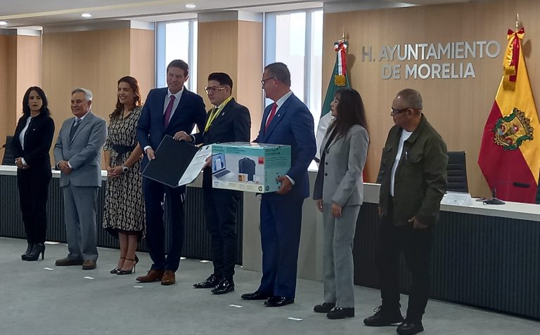 Entregan reconocimientos a la Excelencia Académica a estudiantes de Morelia