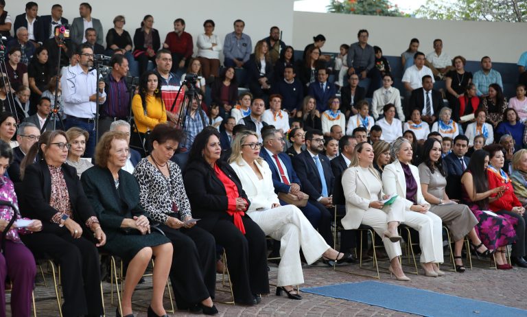 Cabildo de Zamora reconoce la trayectoria de rectora nicolaita