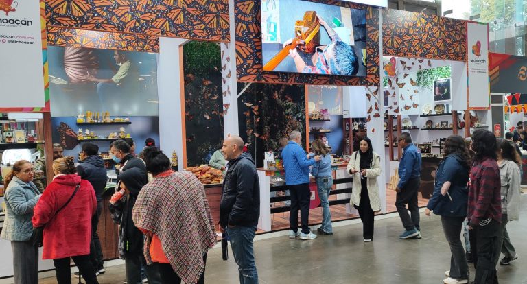Artesanías, gastronomía y destinos turísticos de Michoacán enamoran en la Feria de León