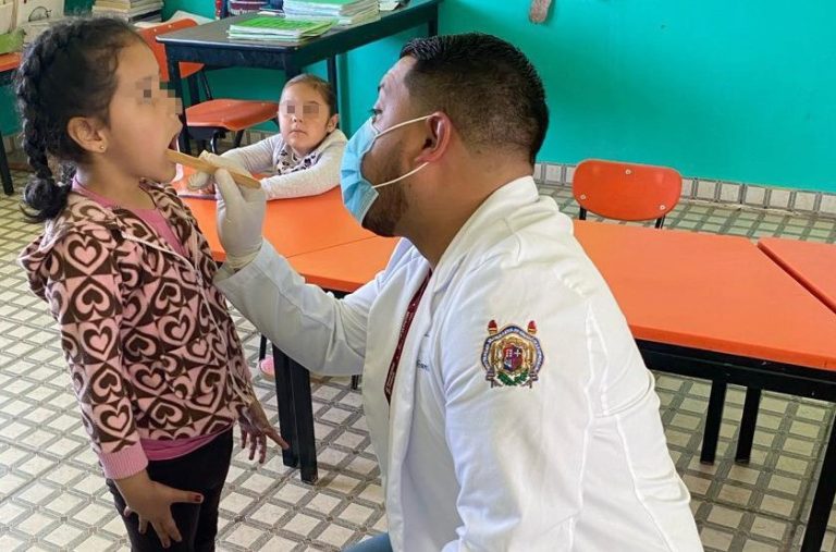 Cuidan la salud bucal de estudiantes con servicios preventivos