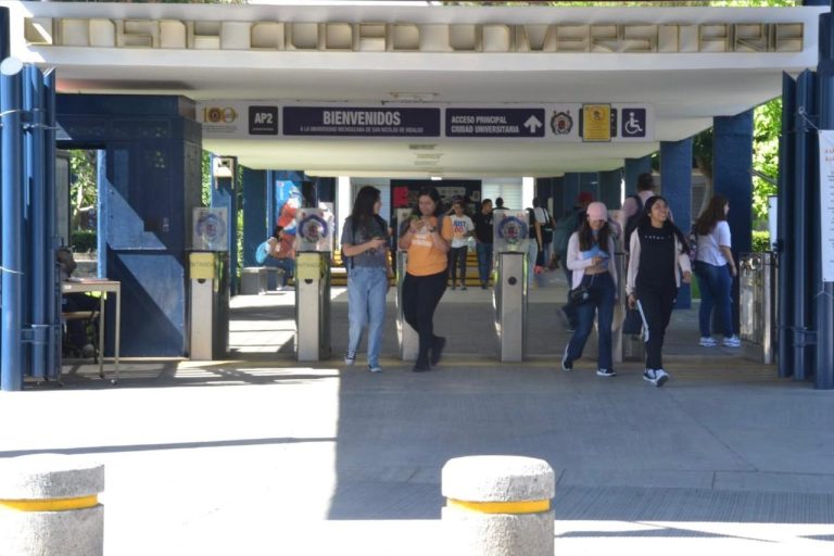 Estudiantes realizan actividades académicas en la UMSNH