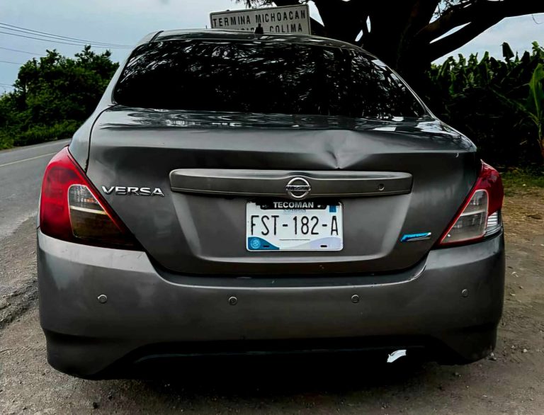Abandonan a dos hombres y una mujer ejecutados a bordo de un auto en los límites de Michoacán y Colima