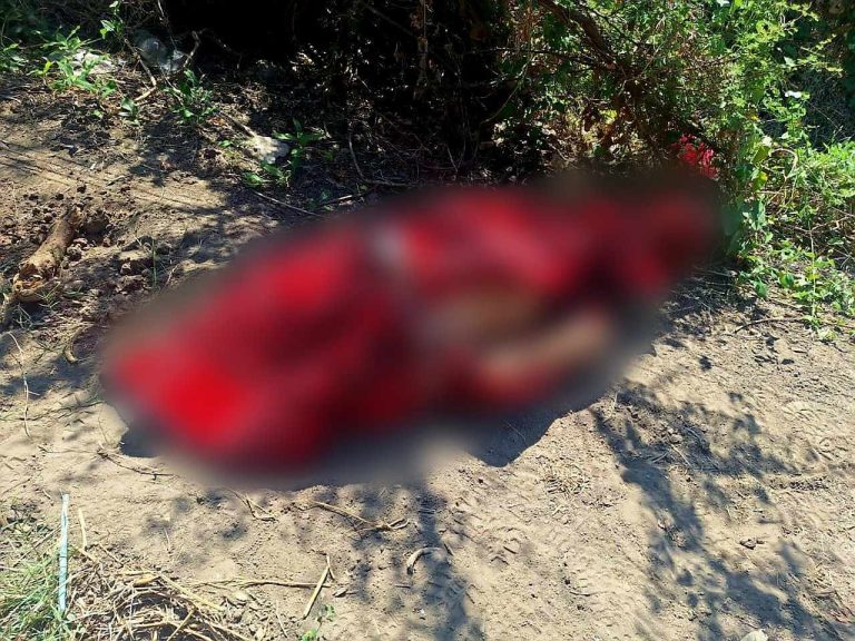 Abandonan cadáver baleado y encobijado, en Apatzingán
