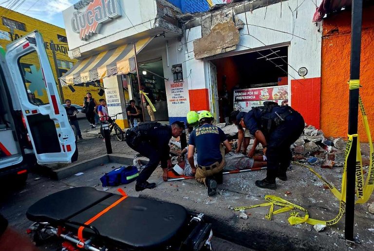 Albañil herido al caer de lo alto del inmueble donde laboraba, en Zamora
