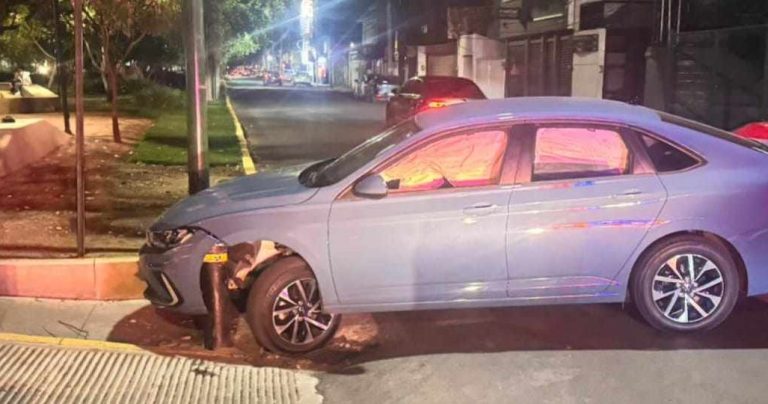 Auto de reciente modelo es chocado y abandonado en el Boulevard García de León, de Morelia