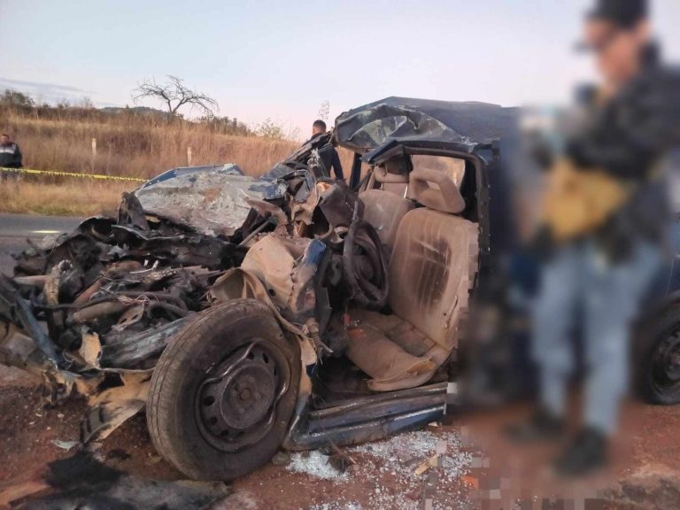 Automovilista muere prensado, tras chocar de frente contra camión de carga