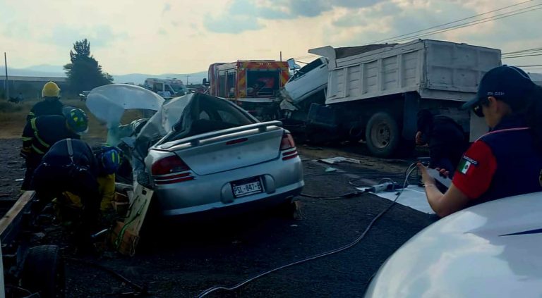 Brutal choque entre auto y camión volteo deja un fallecido, en la carretera Sahuayo–La Barca