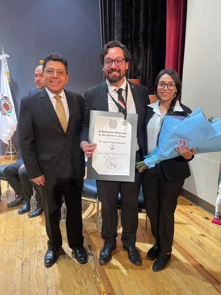 Reconoce UMSNH a docente del Cecytem con medalla al mérito universitario