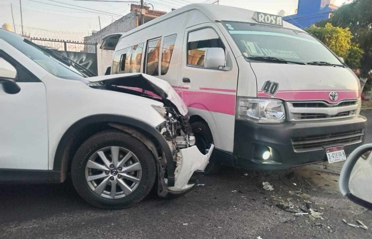 Camioneta choca contra combi en la colonia Lomas del Tecnológico, al norte de Morelia