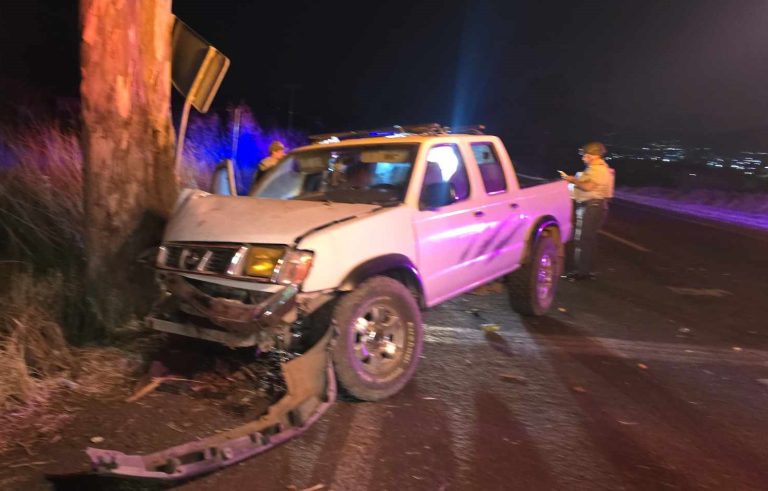 Camioneta choca contra poste en el Libramiento Norte de Zamora