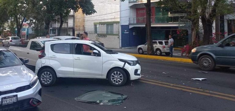 Camioneta y auto choca en el libramiento sur de Morelia