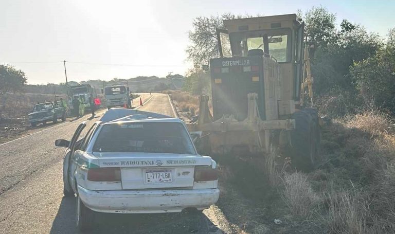 Choca taxi contra motoconformadora en la carretera Apatzingán–Buenavista