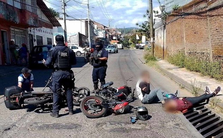 Chocan motos en el Barrio de San Pedro, de Uruapan; hay tres heridos