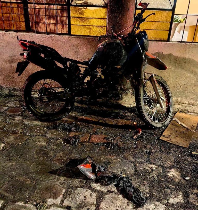 Delincuentes arrojan bomba molotov contra una moto, en Uruapan