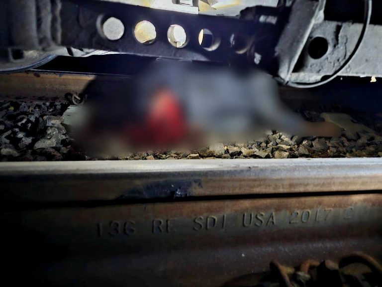 Entre la vida y la muerte, sujeto arrollado por el tren; le amputó ambas piernas