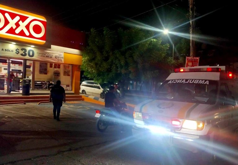 Grave, joven baleado por fuera de tienda Oxxo, en Apatzingán