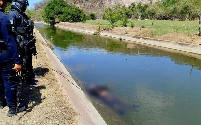 Halla cadáver con chaleco táctico del CJNG, en canal de riego