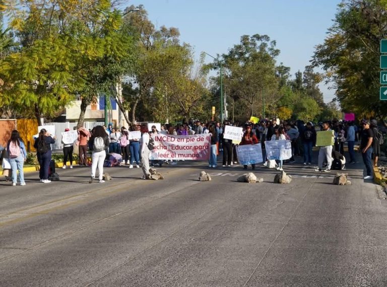 Se suman estudiantes a toma de IMCED, cierran circulación en Calzada Juárez y libramiento