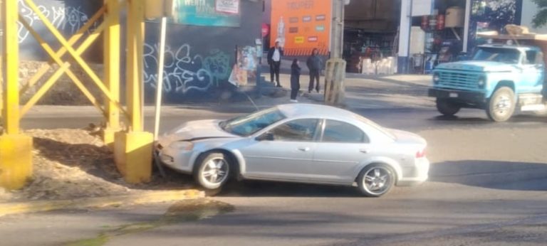 Ocurre choque de auto contra base de puente peatonal al poniente de Morelia 