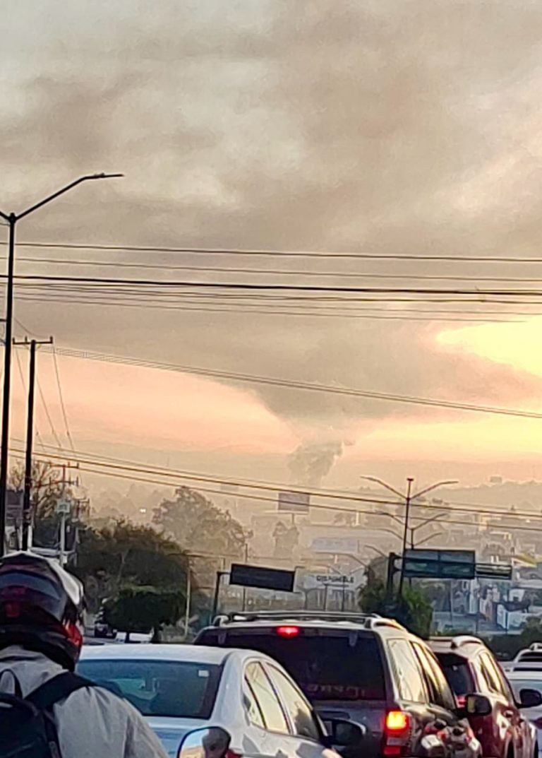 Se registra incendio de llantas y maleza cerca de Ciudad Salud, Morelia 