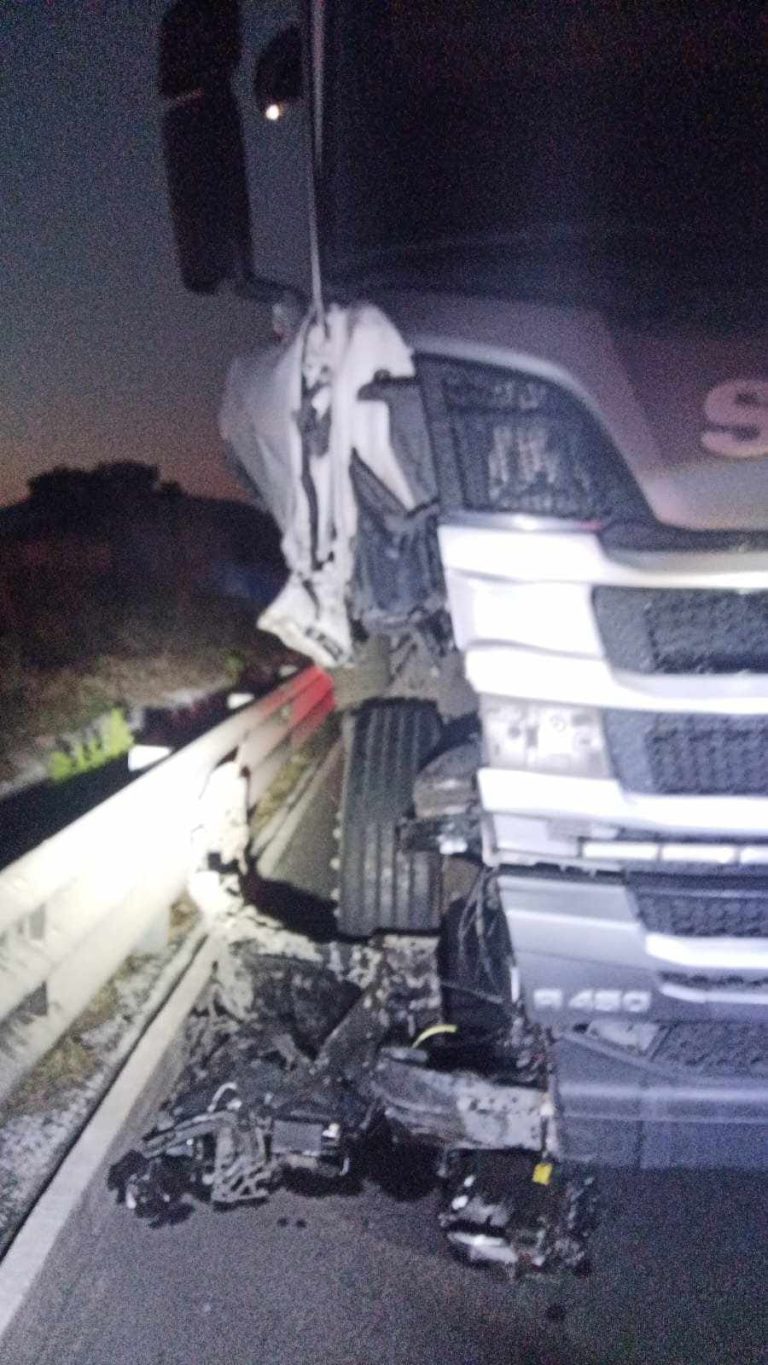 Ocurre choque entre 2 tractocamiones en la carretera Pátzcuaro-Cuitzeo