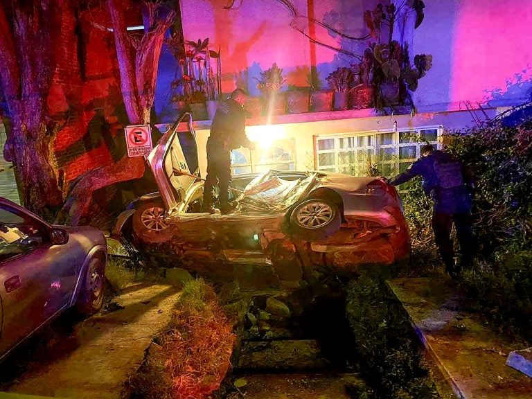 Volcadura vehicular deja 1 mujer muerta y 4 heridos en Zitácuaro 