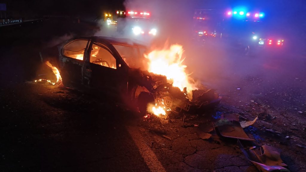 Auto se incendia tras choque contra trailer, en la Siglo XXI ...