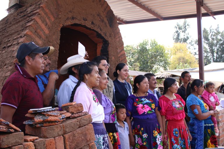 Inauguran el tercer horno libre de humo en Michoacán  