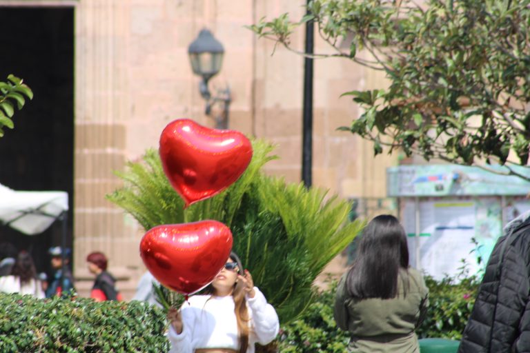 Globos, flores, chocolates y peluches desfilan por el centro histórico en este 14 de febrero