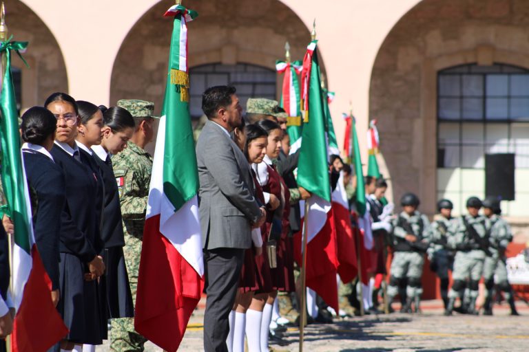 Más de 11 mil escuelas conmemoran el Día de la Bandera en Michoacán