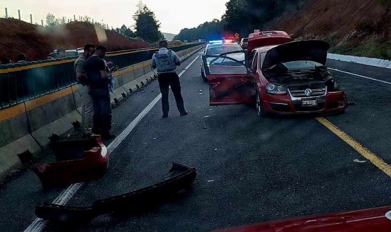 Jetta es impactado por tráiler que rebasaba a una camioneta, en la autopista Siglo XXI