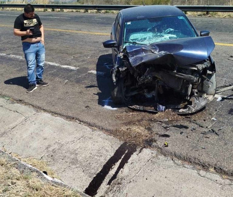 Impacta Jetta contra muro de contención, en la autopista Siglo XXI